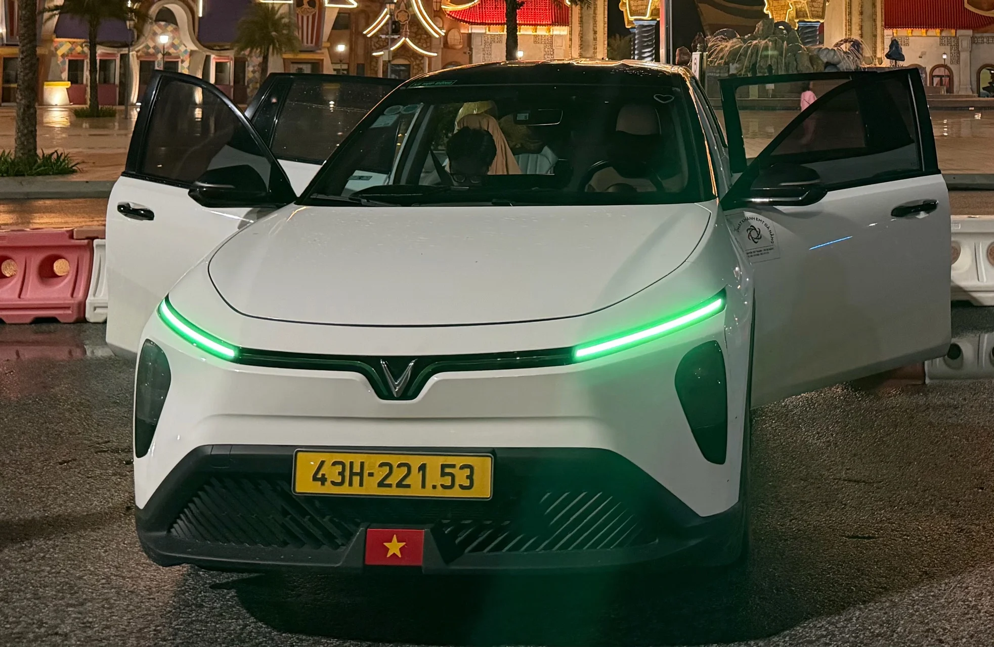 VinFast Limo Green