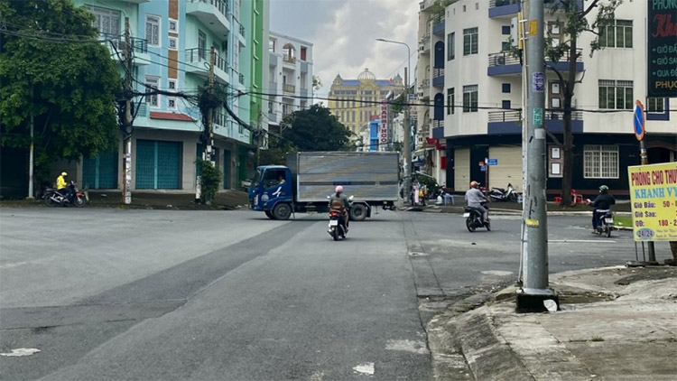 Cẩn trọng khi đi đường vắng để tr&aacute;nh lỗi qu&aacute; tốc độ xe m&aacute;y