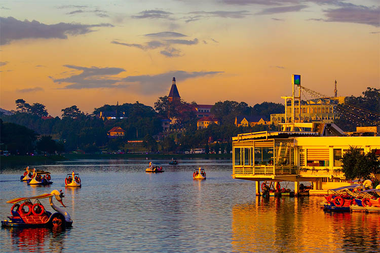 Cảnh chiều t&agrave; tại hồ xu&acirc;n hương đ&agrave; lạt đầy thơ mộng