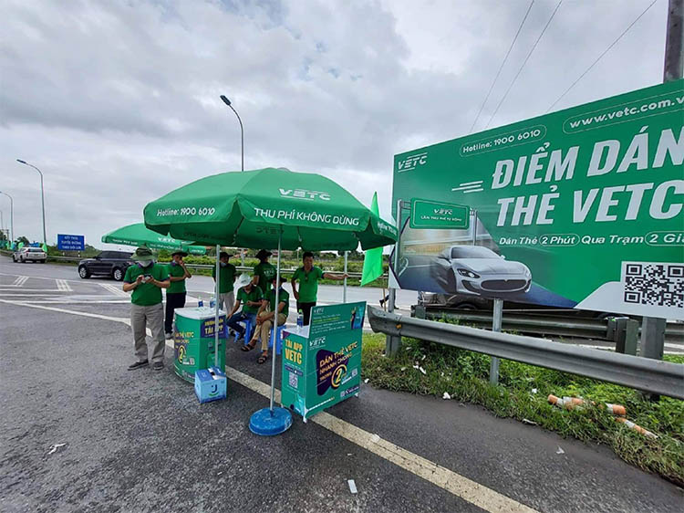 Đăng k&yacute; ETC tại trạm thu ph&iacute; với nh&acirc;n vi&ecirc;n hỗ trợ d&aacute;n thẻ