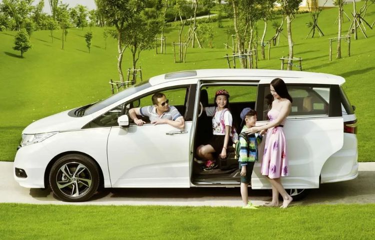 Kh&ocirc;ng gian xe 7 chỗ rộng r&atilde;i thoải m&aacute;i
