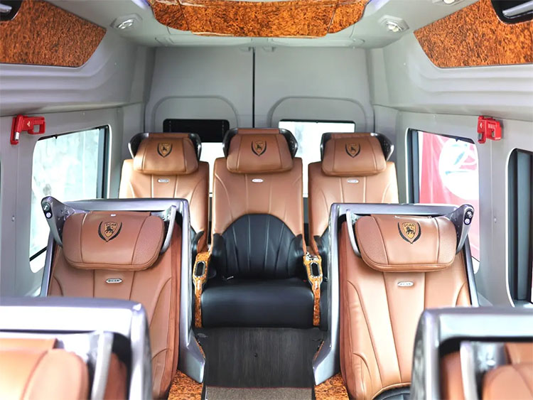 Kh&ocirc;ng gian xe tự l&aacute;i 9 chỗ rộng r&atilde;i, tiện nghi