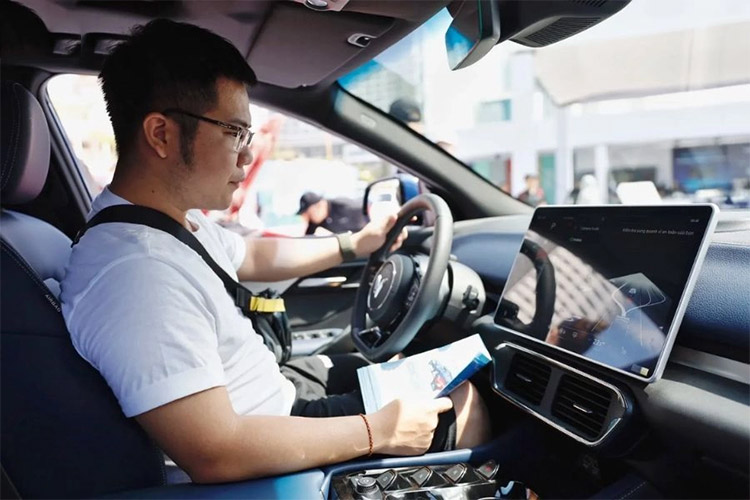 Kiểm tra kỹ nội ngoại thất của xe trước khi thu&ecirc;