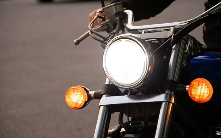 Mức phạt độ đ&egrave;n xe m&aacute;y từ 100.000-300.000đ