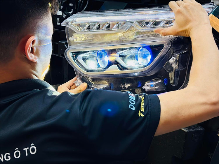 Nguy cơ mất an to&agrave;n giao th&ocirc;ng khi độ đ&egrave;n xe sai c&aacute;ch