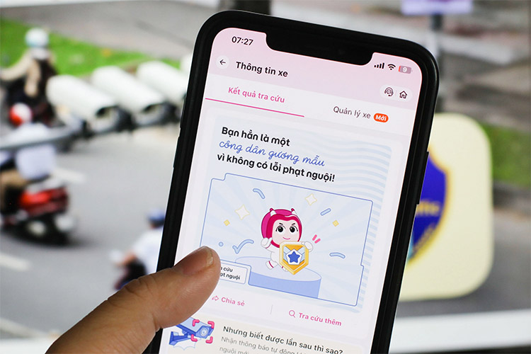 Sử dụng ứng dụng tr&ecirc;n điện thoại để tra cứu phạt nguội