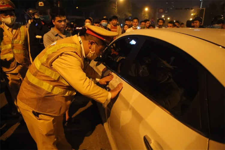 Th&aacute;i độ hợp t&aacute;c khi bị kiểm tra nồng độ cồn gi&uacute;p tr&aacute;nh bị xử phạt nặng