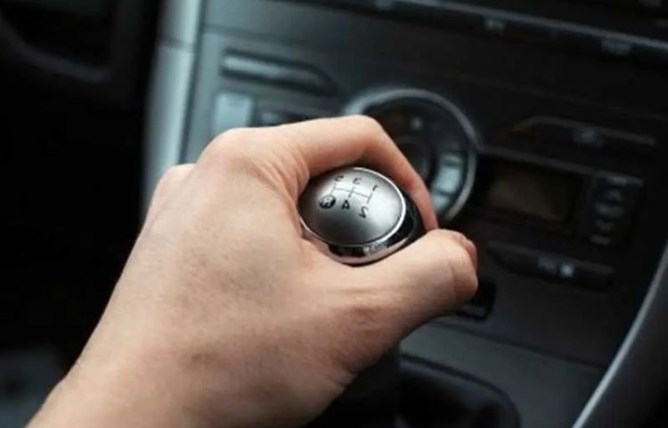 Thói quen đặt tay lên cần số tác động không tốt lên các chi tiết bên trong hộp số