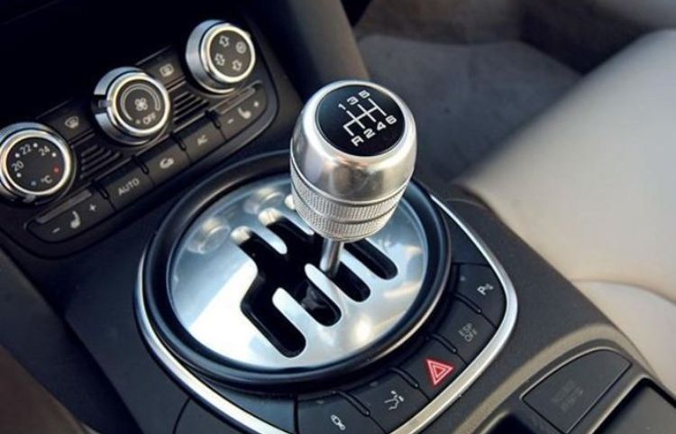 Xe số sàn là loại xe dùng cần số và chân côn để điều khiển